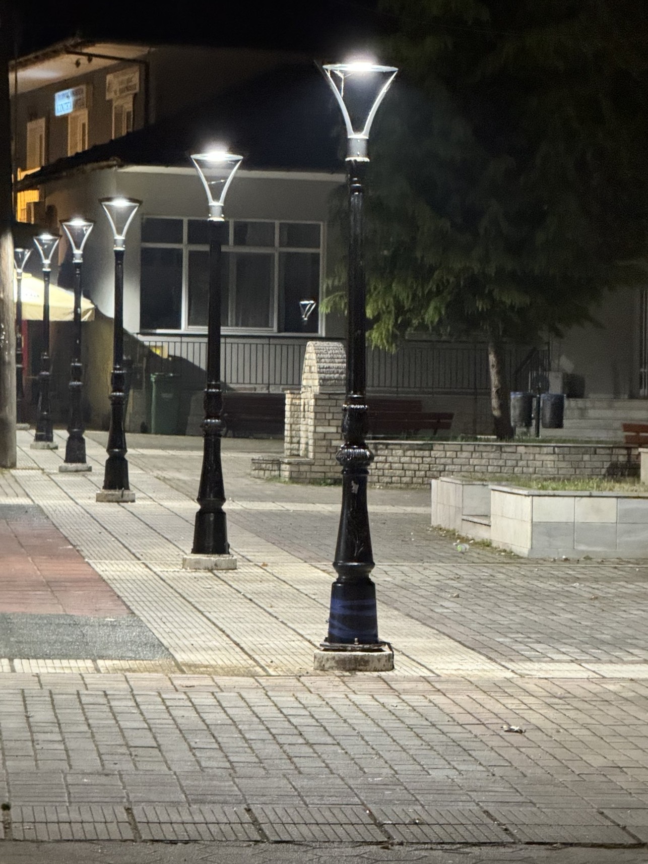 ΚΑΡΙΤΣΑ-ΤΟΠΟΘΕΤΗΣΗ-ΝΕΩΝ-ΦΩΤΙΣΤΙΚΩΝ-LED-2